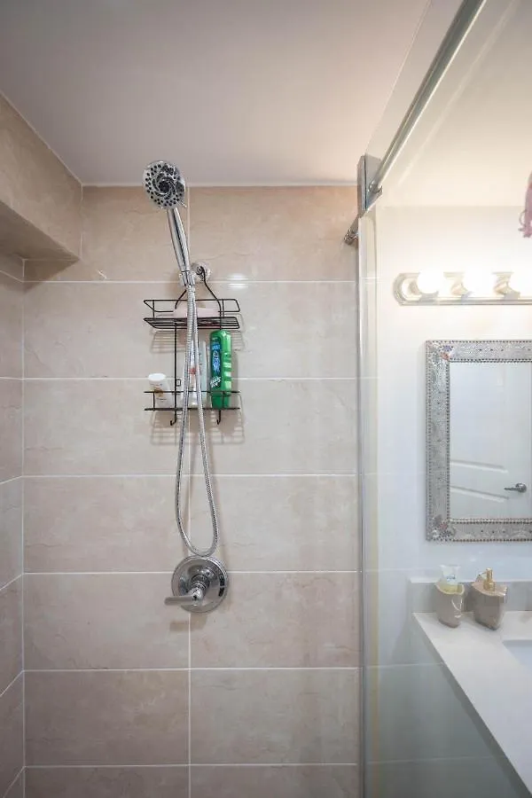 Appartement Bright Parkdale Court - Little Portugal W/ Free Parking à Toronto 0*,