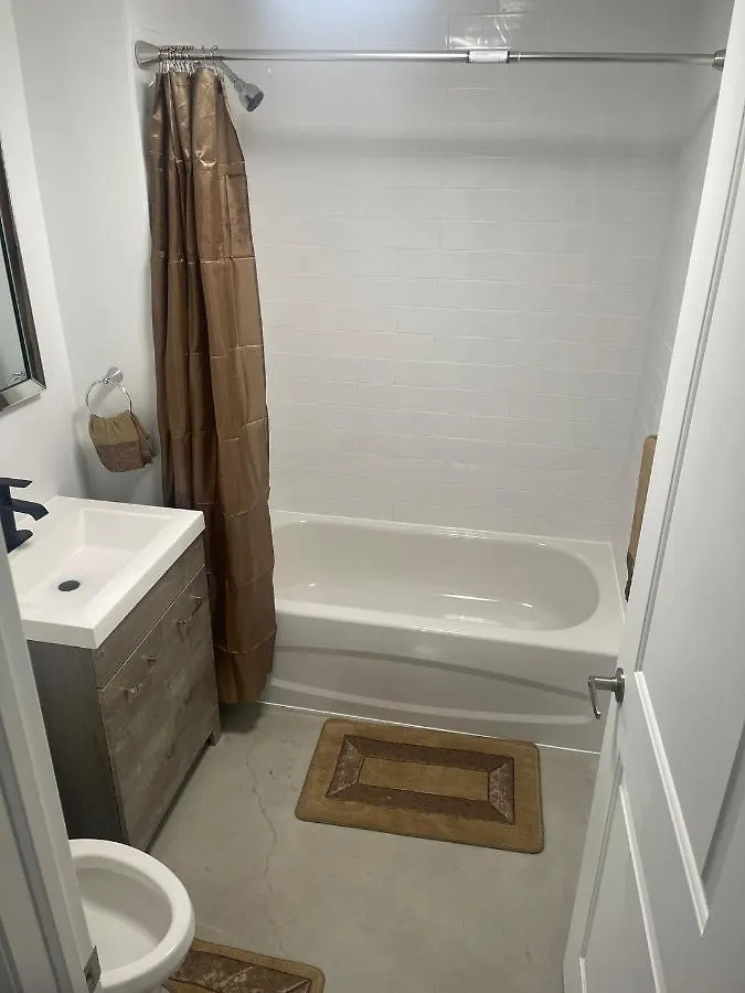 Bright Parkdale Court - Little Portugal W/ Free Parking Apartment Toronto Canada