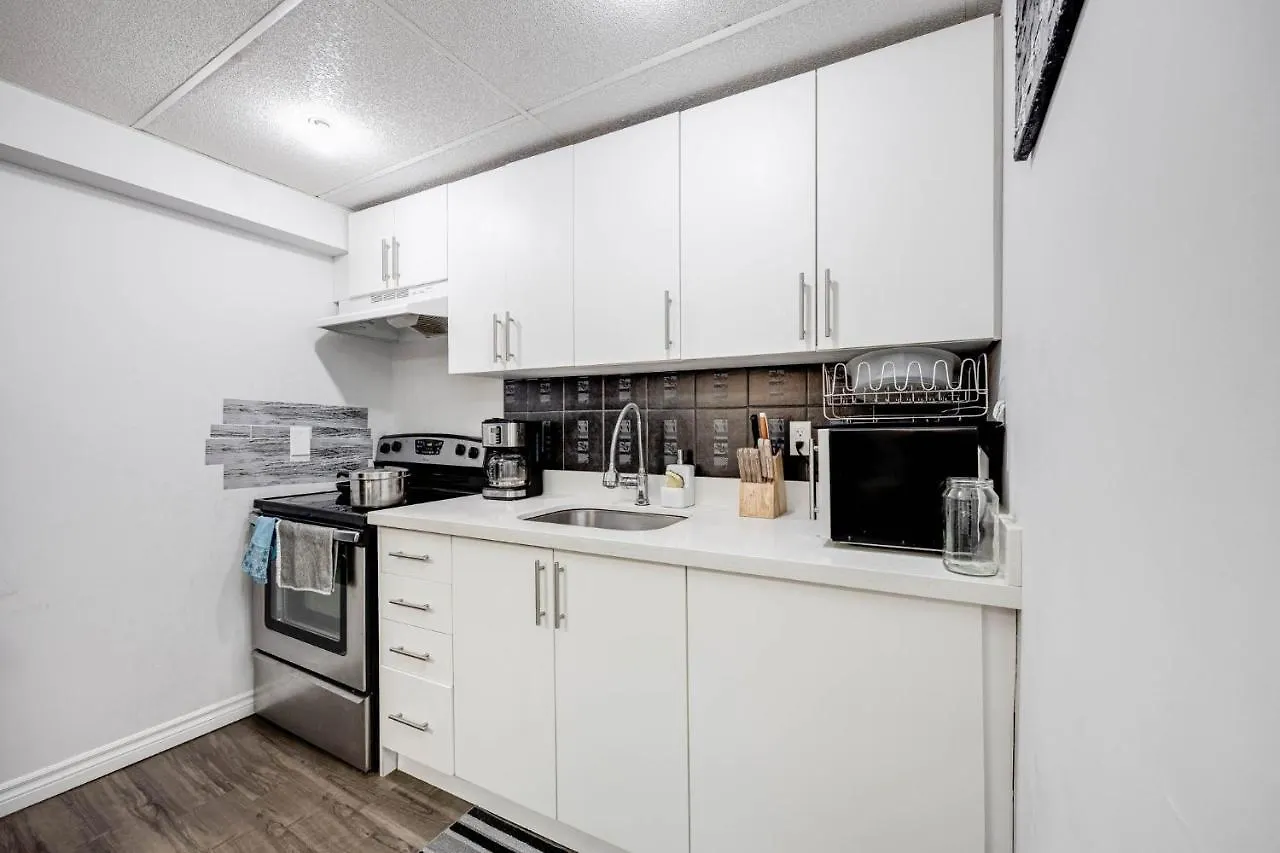 Bright Parkdale Court - Little Portugal W/ Free Parking Apartment Toronto Canada